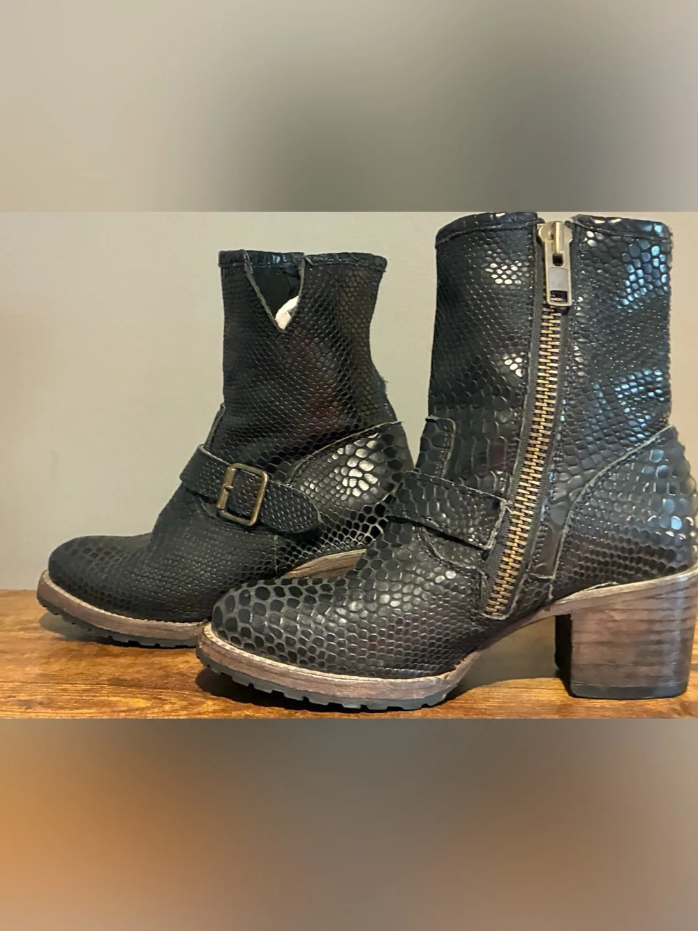 Freebird by Steven Carlito Black Reptile Embossed Leather Ankle Boots Size 6